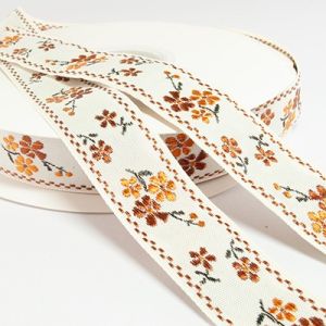 Жакардова стрічка 2,5 см №828 коричневі квіточки на білому