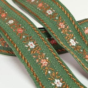 Жаккардовая лента 2,5 см №839 белая и персиковая ромашка на оливковом