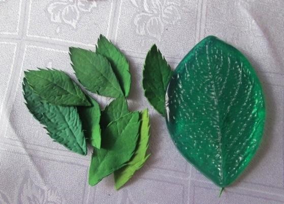 Вирізання, прасування і надання форми листочків для троянди з фоамірана