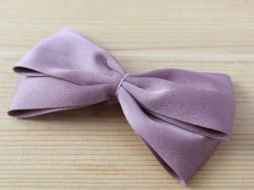 Школьный комплект – заколки-бантики и галстук канзаши для девочки. Бантик-бабочка из широкой ленты