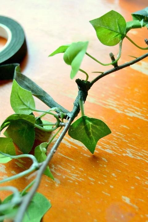Обмотка стебля лентой при изготовлении венка из искусственных листьев